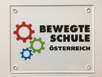 Gütesiegel Schild bewegte Schule Gütesiegel bewegte Schule an Wand