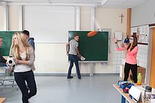 Schüler bewegen sich im Klassenzimmer