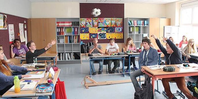Schüler sitzen im Klassenzimmer und machen Spiele