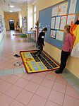 Kinder spielen auf Lernteppich