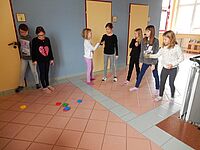 Schüler spielen Disk boccia