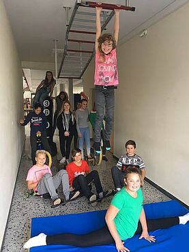 Grundsätze der Gestaltung Schüler zeigen ihre verschiedenen Pausengeräte