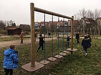 Spielgerät zum Balancieren im Schulgarten
