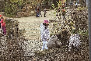 Oase_Lernräume_außen Kinder spielen im Getrüpp