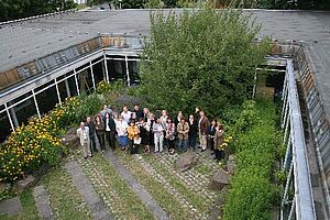 Innenhof_Lernräume_außen Lehrer stehen im Innenhof und werden von oben fotografiert