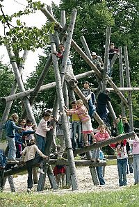Stangengestrüpp_Lernräume_außen Kinder spielen in einem Stangengestrüpp