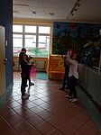Kinder jonglieren mit bunten Tüchern