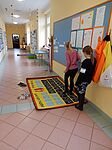 Kinder spielen auf Lernteppich