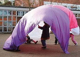 Kinder spielen im Innenhof